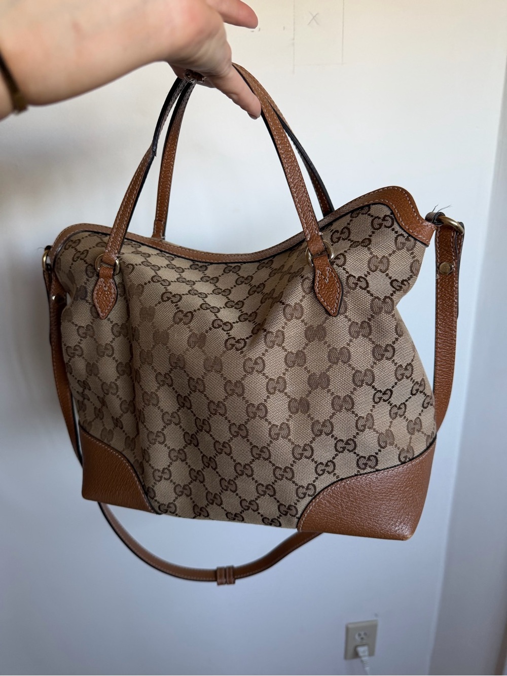 Authentic Gucci Beige Brown GG Canvas Shoulder Bag with Tan Leather Trim - Picture 2 of 5
